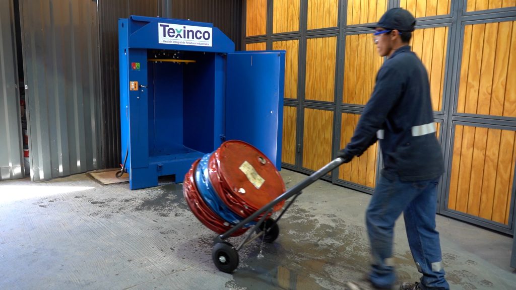 Prensa de tambor con bandeja de acero inoxidable para recolección de fluidos residuales"