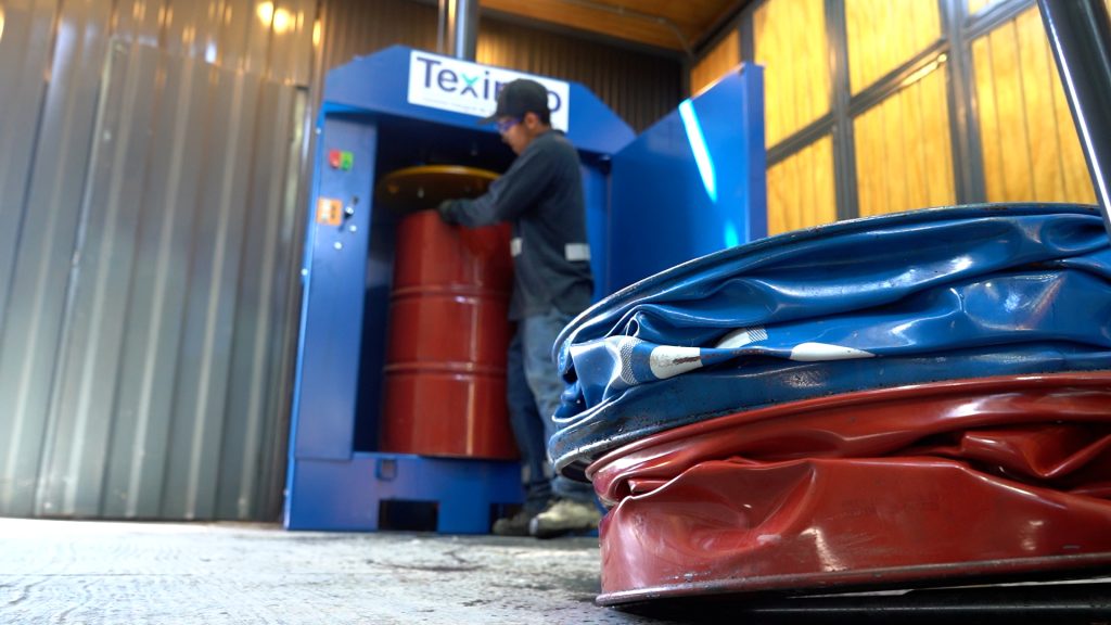 Prensa compactadora de tambores industrial Texinco para reducción de volumen de residuos"